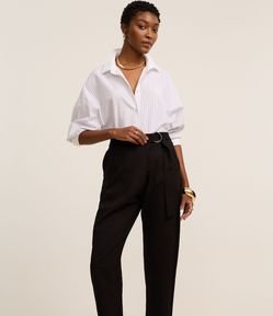 Calça Cenoura em Alfaiataria com Transpasse e Argola na Cintura