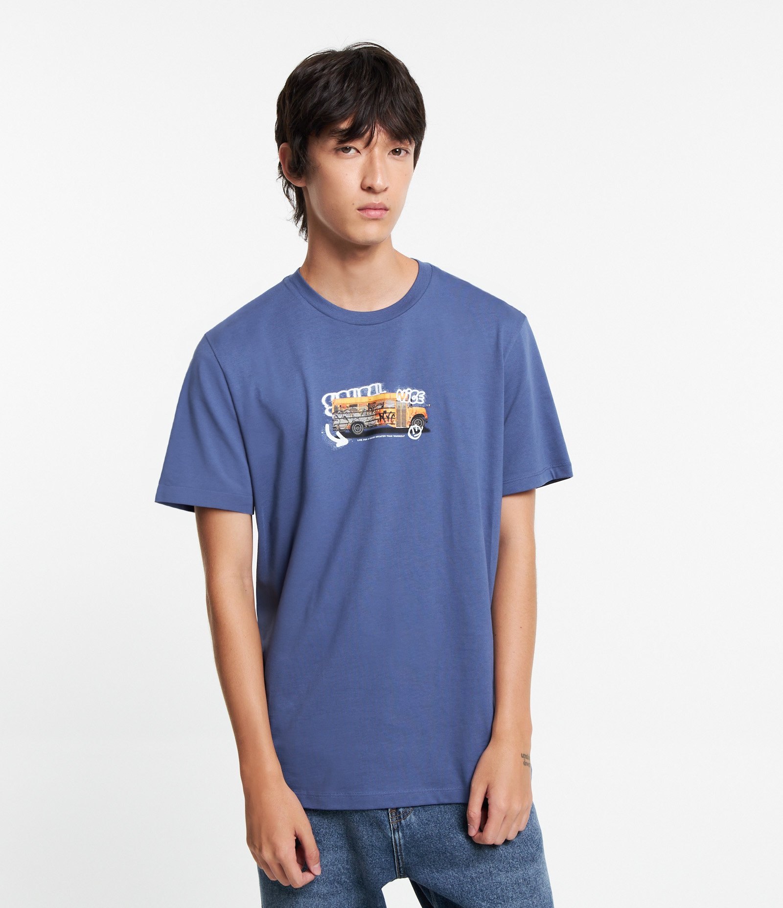 Camiseta Comfort em Algodão com Estampa Ônibus Estilo Grafite Azul 1