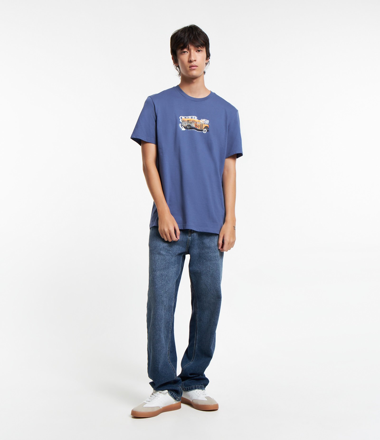 Camiseta Comfort em Algodão com Estampa Ônibus Estilo Grafite Azul 2