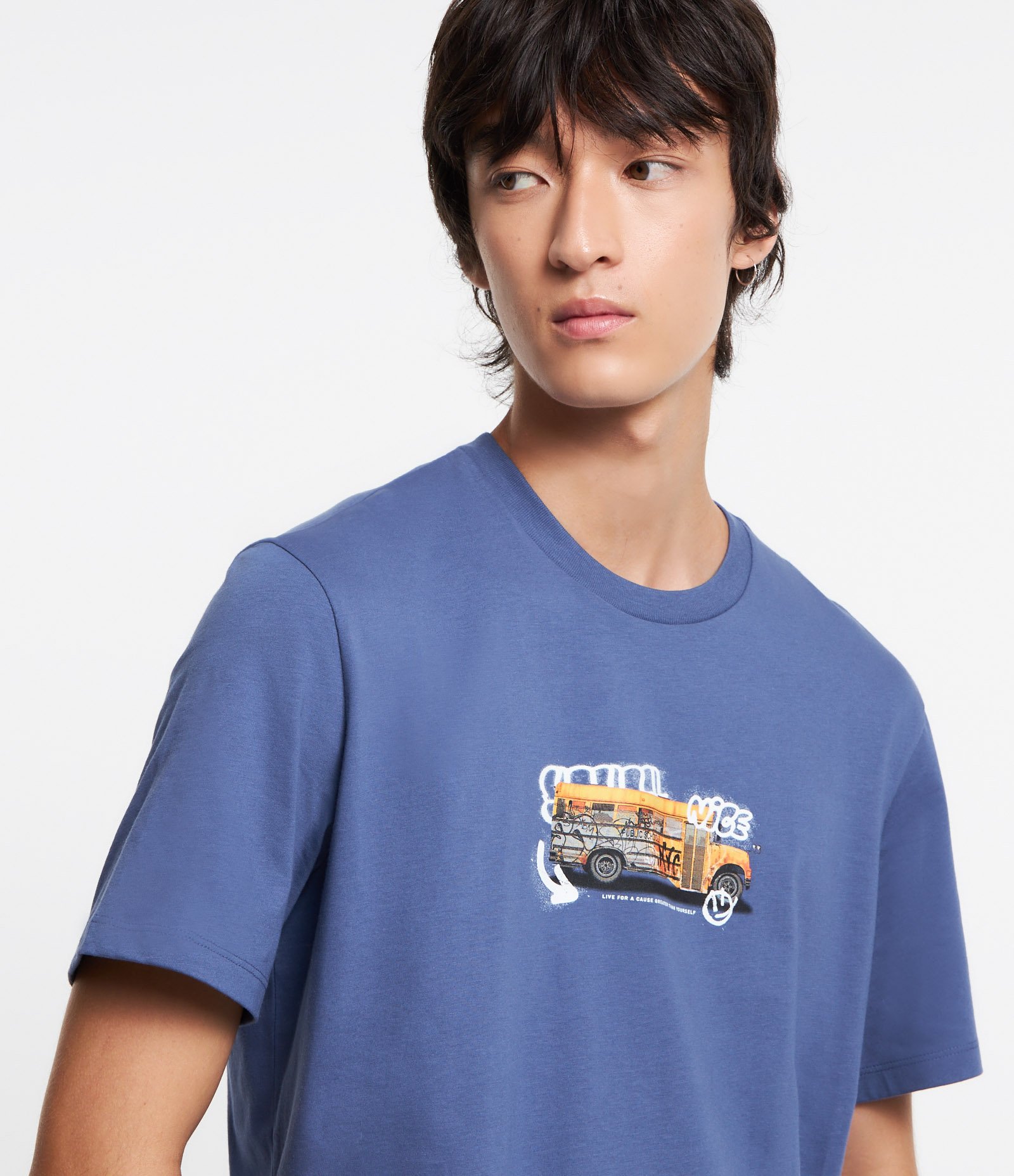 Camiseta Comfort em Algodão com Estampa Ônibus Estilo Grafite Azul 4