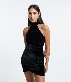 Vestido Curto em Veludo com Decote Halter e Franzido Lateral