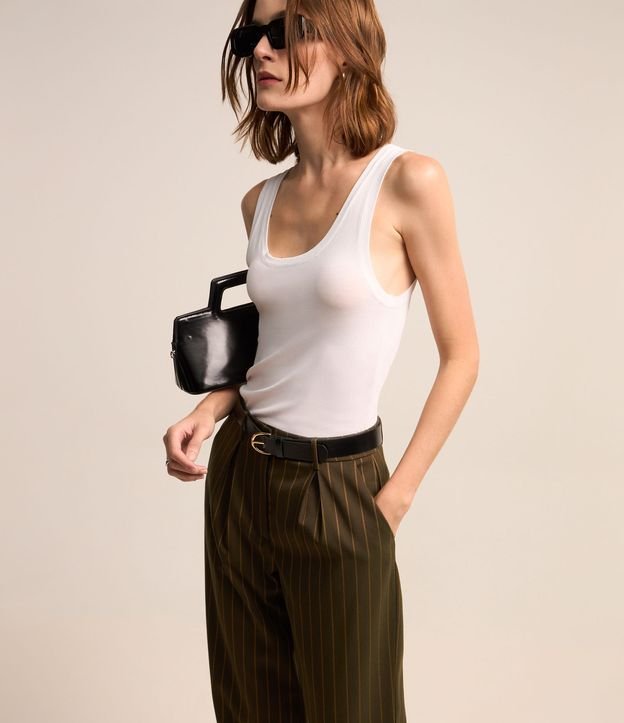 Calça Wide Leg Alfaiatada com Cinto Fivel e Pregas