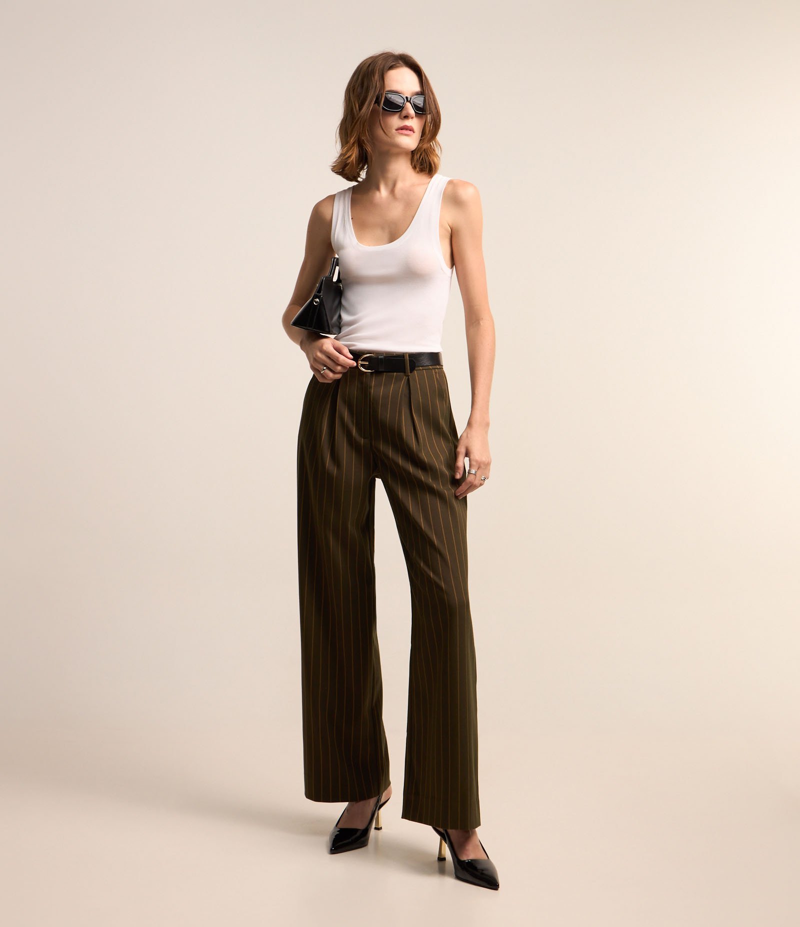 Calça Wide Leg Alfaiatada com Cinto Fivel e Pregas Verde Musgo 1