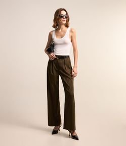 Calça Wide Leg Alfaiatada com Cinto Fivel e Pregas