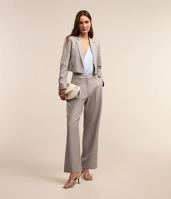 Calça Wide Leg Alfaiatada com Pregas e Passantes no Cós