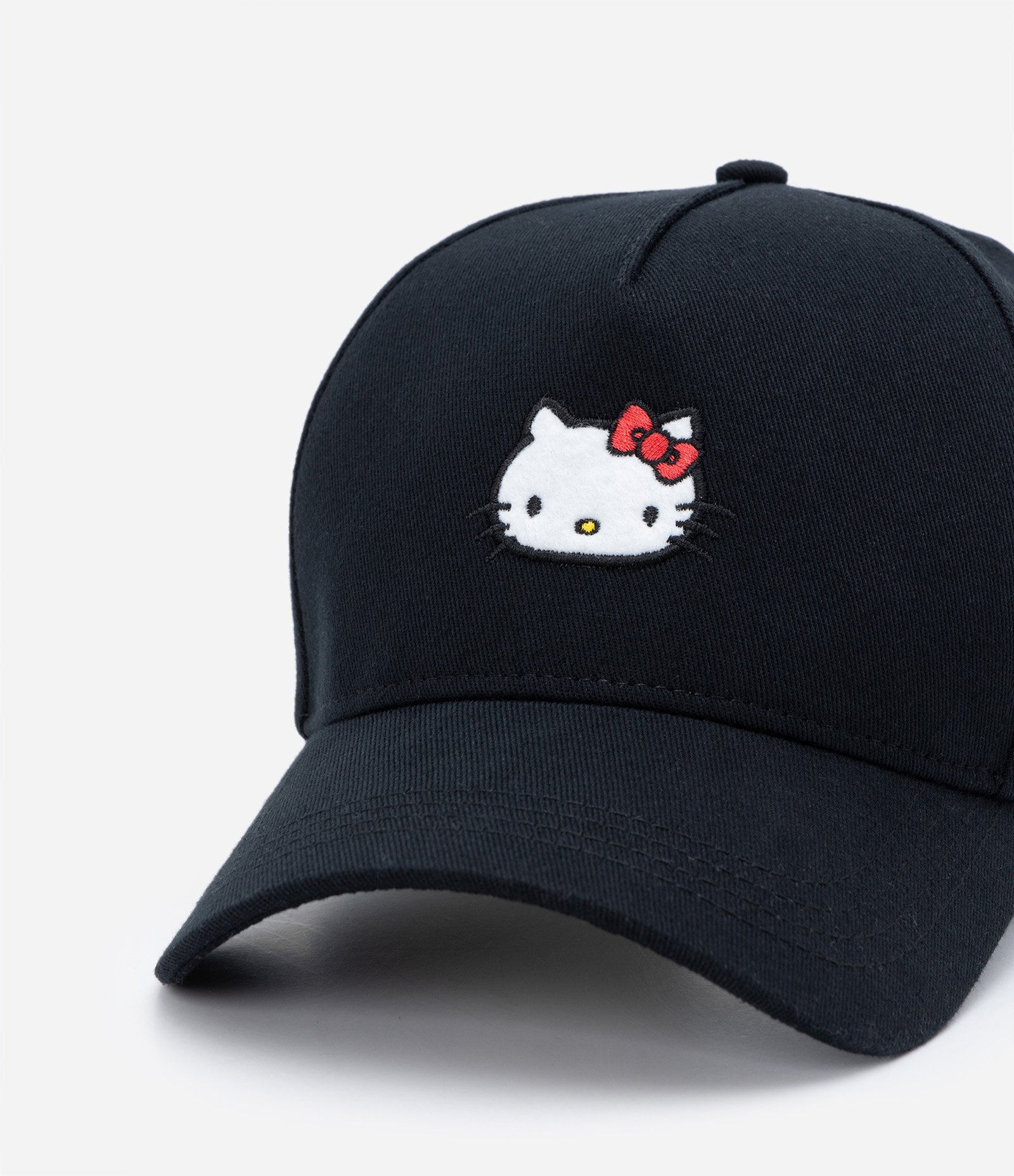 Boné Aba Curva em Sarja com Bordado Hello Kitty Preto 5