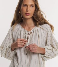 Blusa Bata em Viscolinho com Amarração na Gola e Estampa Listrada