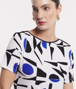 Blusa em Viscolycra com Detalhe Viés na Gola e Estampa Geométrica
