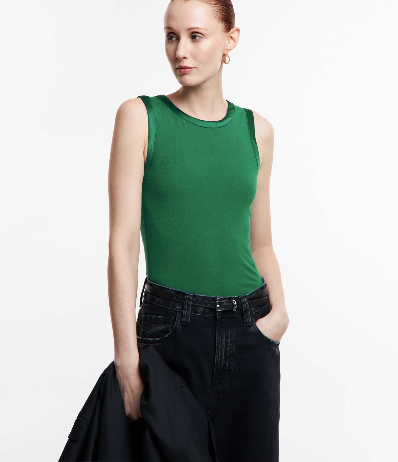 Blusa em Viscose com Cava Acetinada Verde Escuro 1