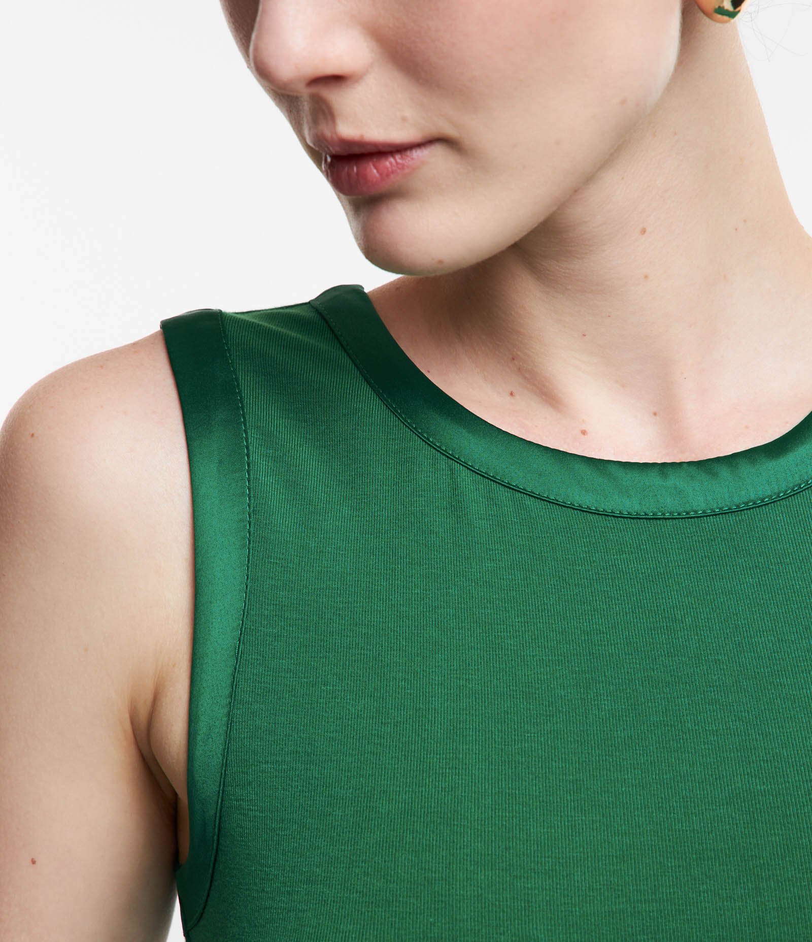 Blusa em Viscose com Cava Acetinada Verde Escuro 3