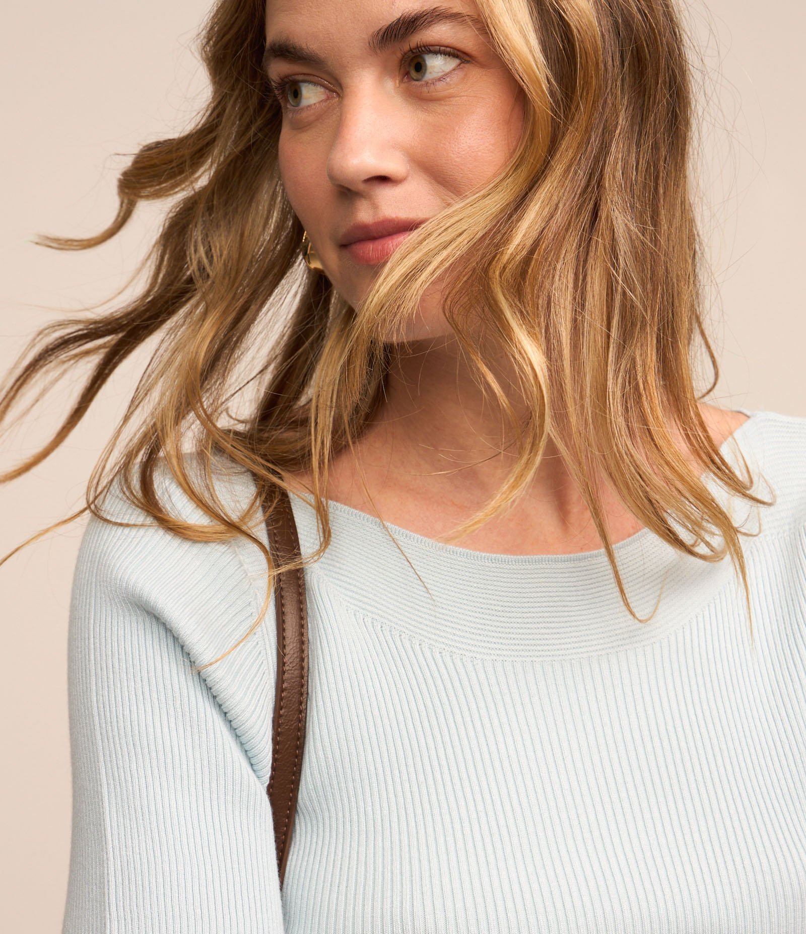 Blusa Básica em Tricô com Gola Canoa 4