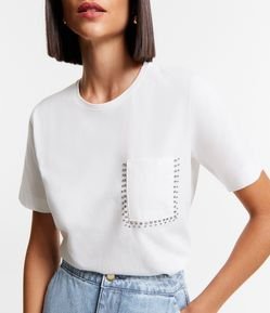 Camiseta em Meia Malha com Aplicação de Strass no Bolso