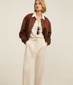 Calça Fluída Cenoura em Viscolinho com Recortes e Cós Elástico