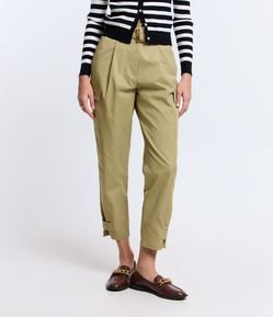 Calça Cargo com Cinto Fivela Tartaruga e Bolsos Laterais