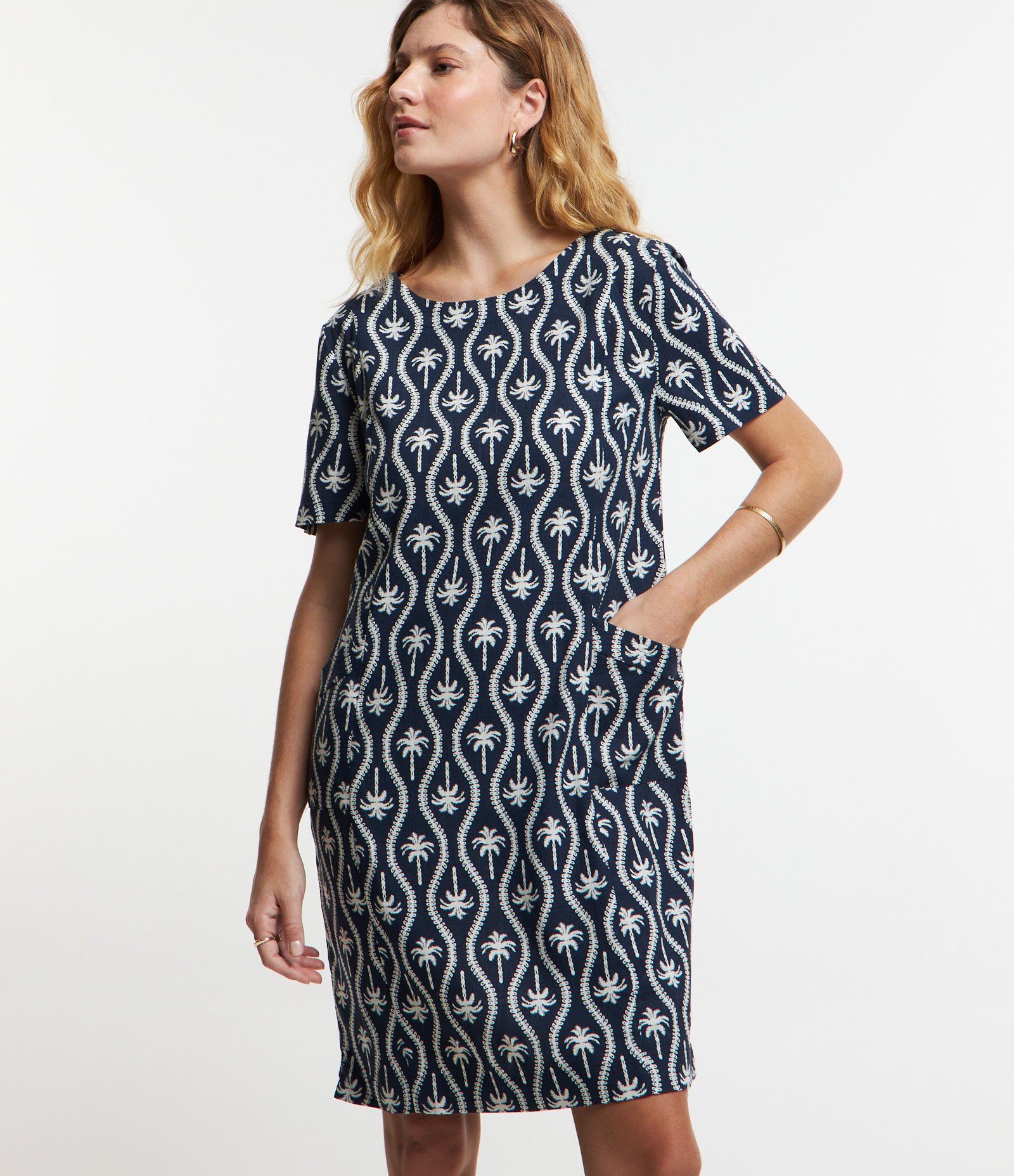 Vestido Curto T-Shirt em Viscolinho com Coqueiros Estampados Azul 1