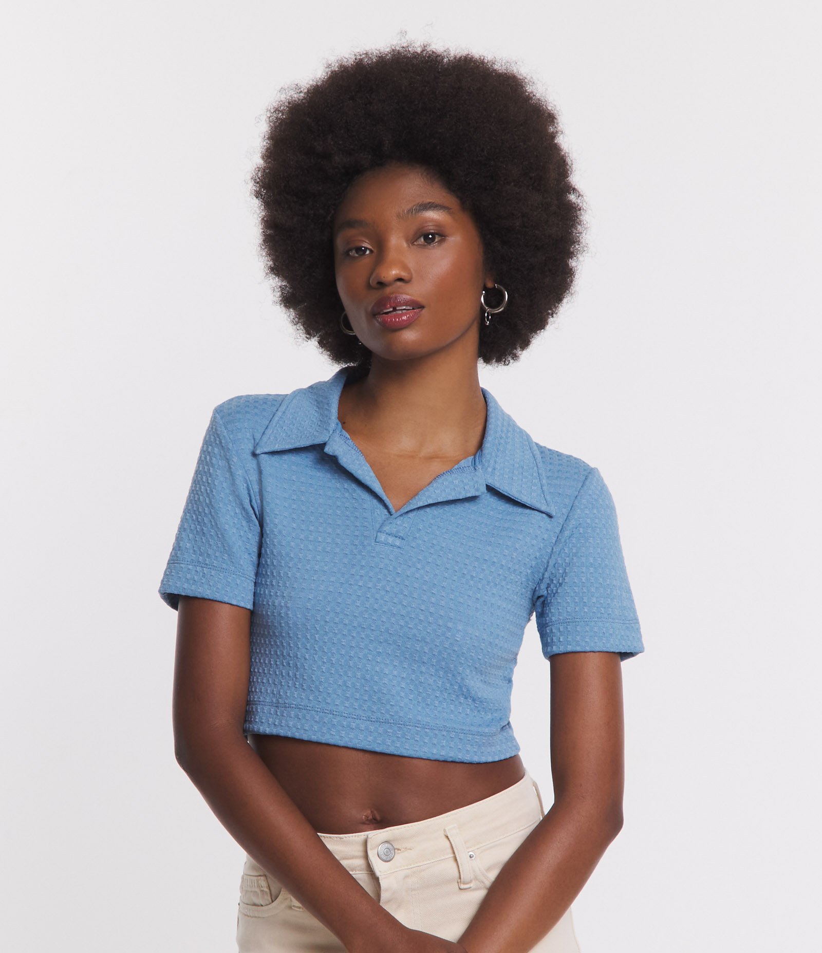 Blusa Cropped em Meia Malha Texturizada e Gola Polo Azul