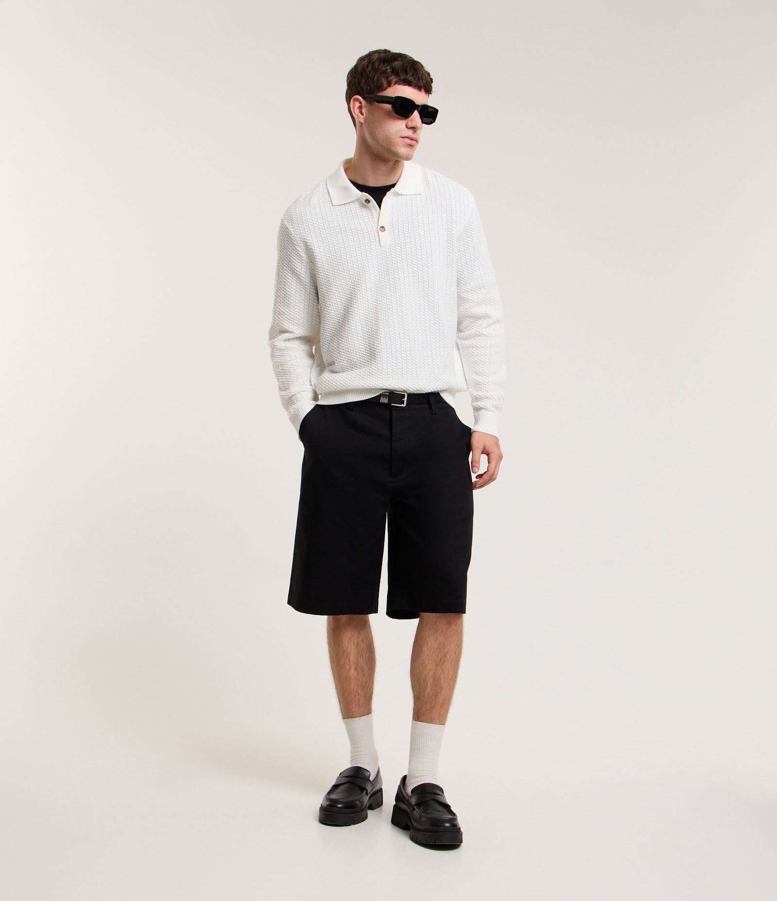 Bermuda em Sarja com Bolso Lateral Preto 1