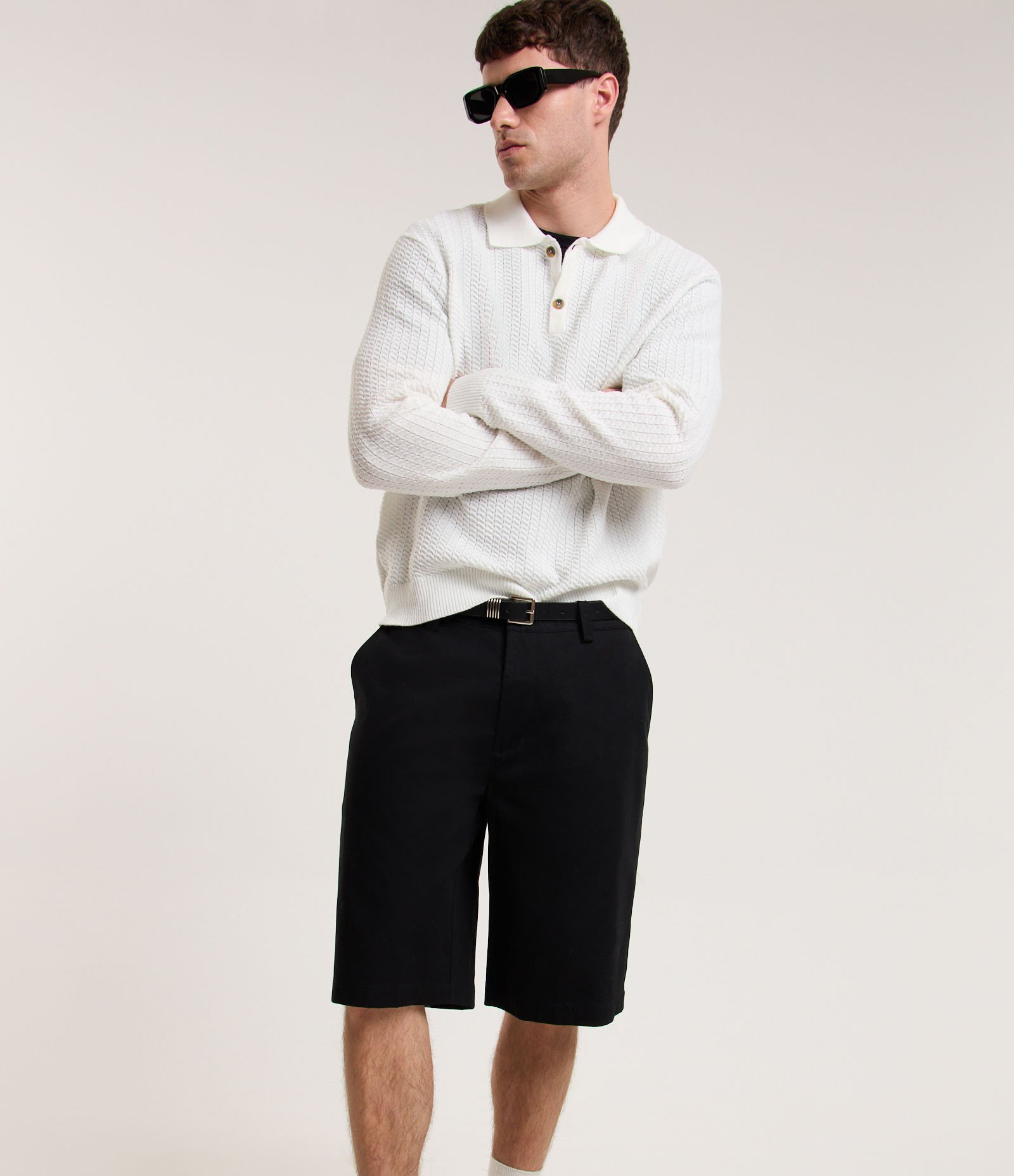 Bermuda em Sarja com Bolso Lateral Preto 2
