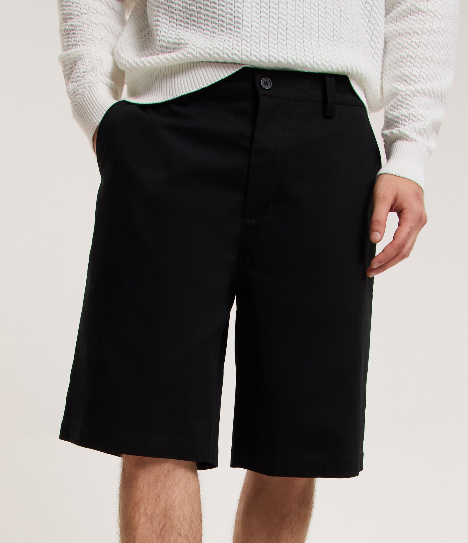 Bermuda em Sarja com Bolso Lateral Preto 3