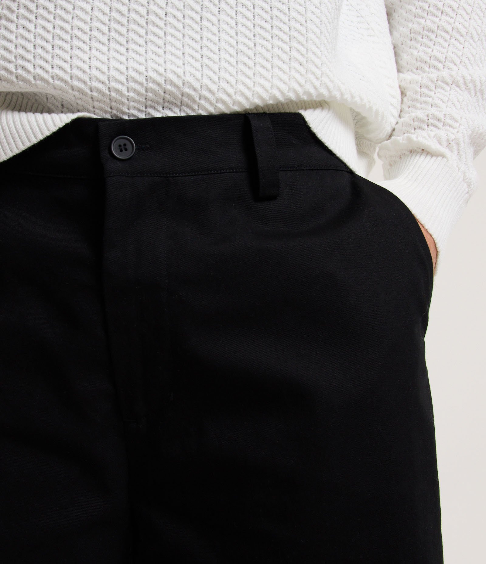 Bermuda em Sarja com Bolso Lateral Preto 4