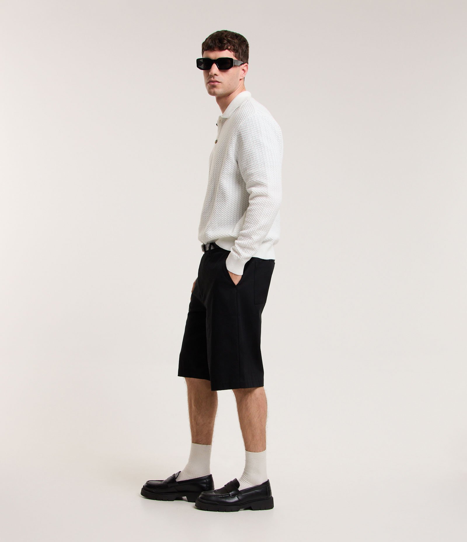 Bermuda em Sarja com Bolso Lateral Preto 5