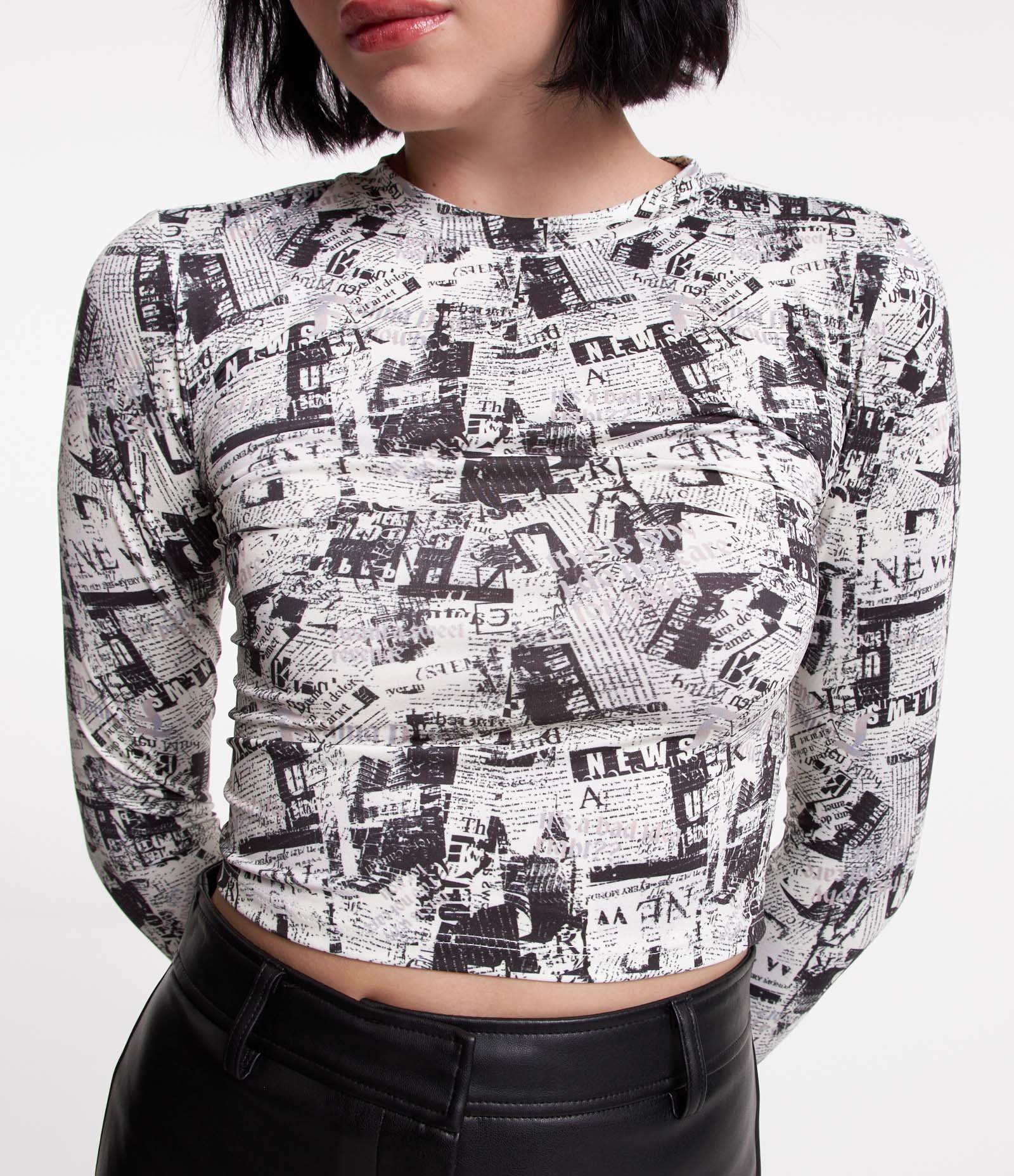 Blusa em Microfibra com Estampa Recortes de Jornal Branco 5