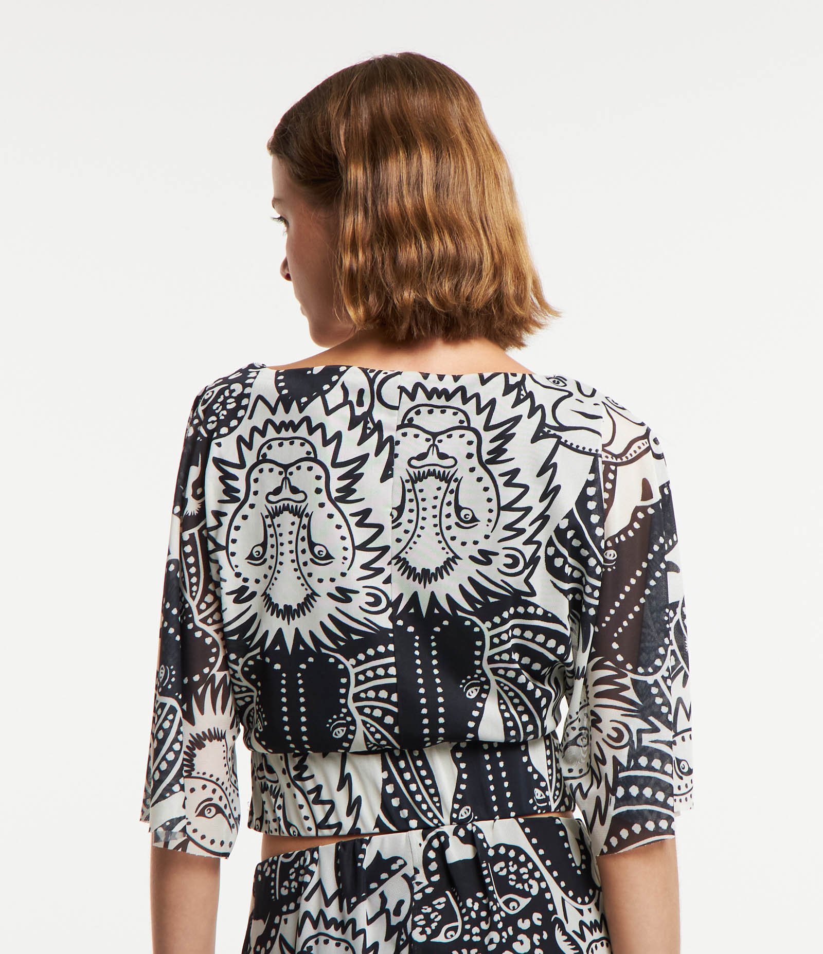 Blusa Cropped em Tule com Manga Ampla e Estampa Leão Preto/Branco 3