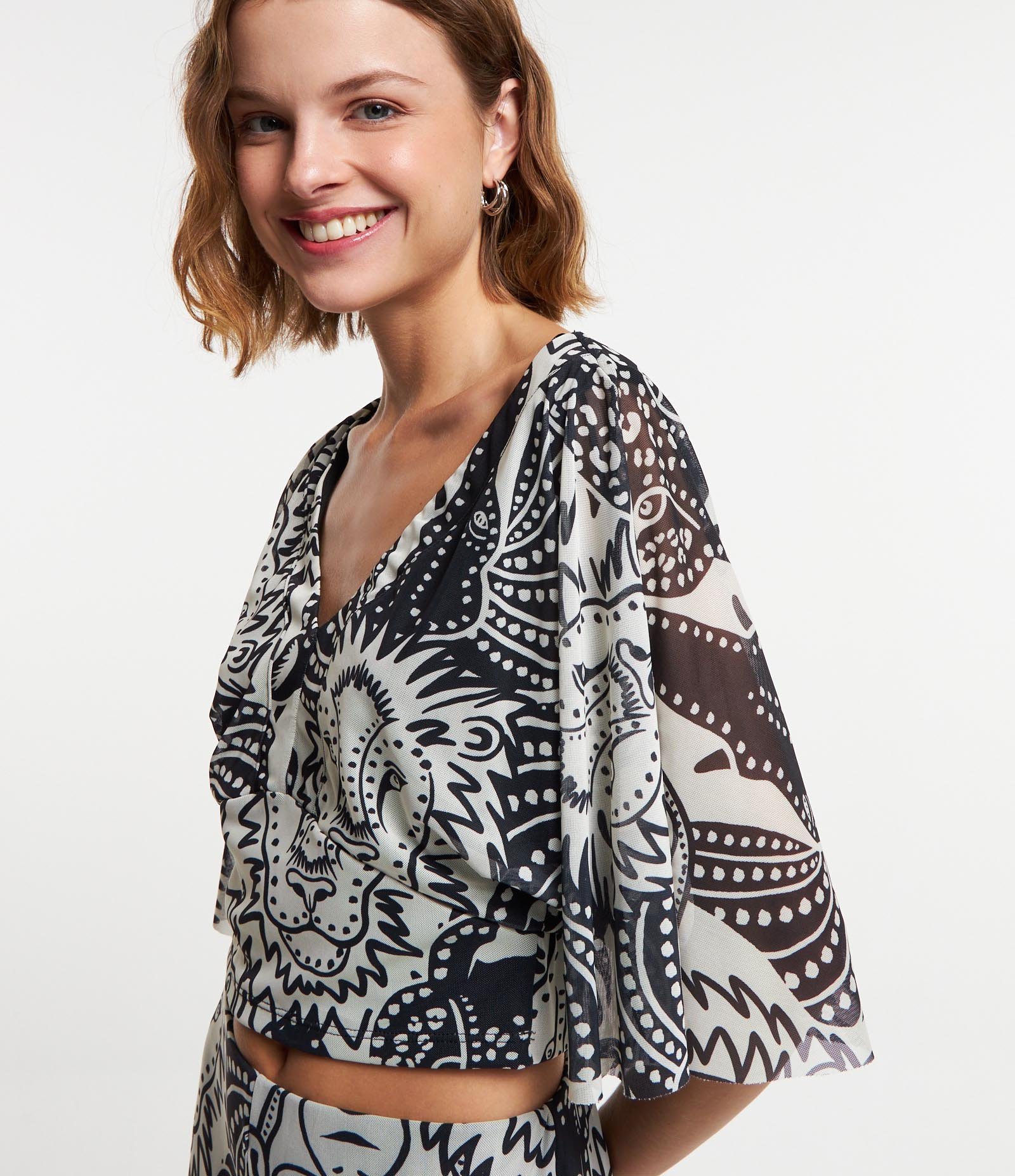 Blusa Cropped em Tule com Manga Ampla e Estampa Leão Preto/Branco 4