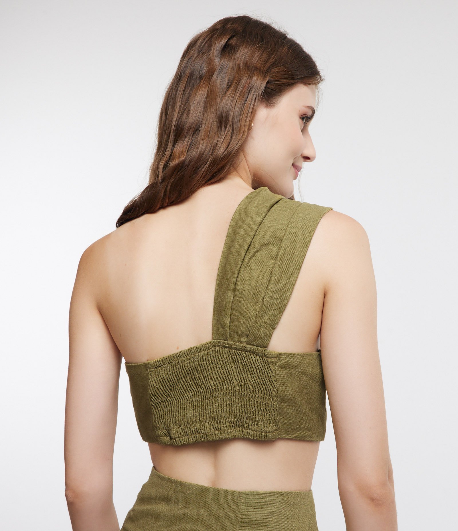 Blusa Cropped em Linho com Ombro Único e Franjas Verde Oliva 3