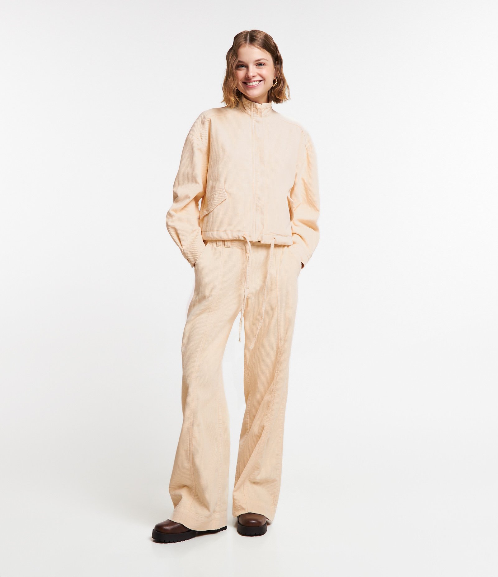 Jaqueta Bomber em Veludo Cotele com Bolsos de Lapela Bege 2