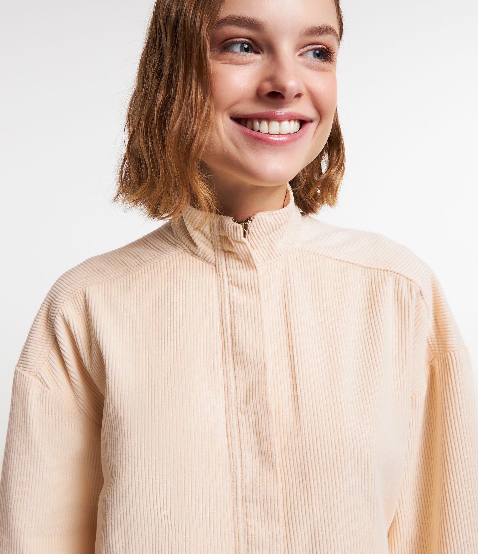 Jaqueta Bomber em Veludo Cotele com Bolsos de Lapela Bege 4