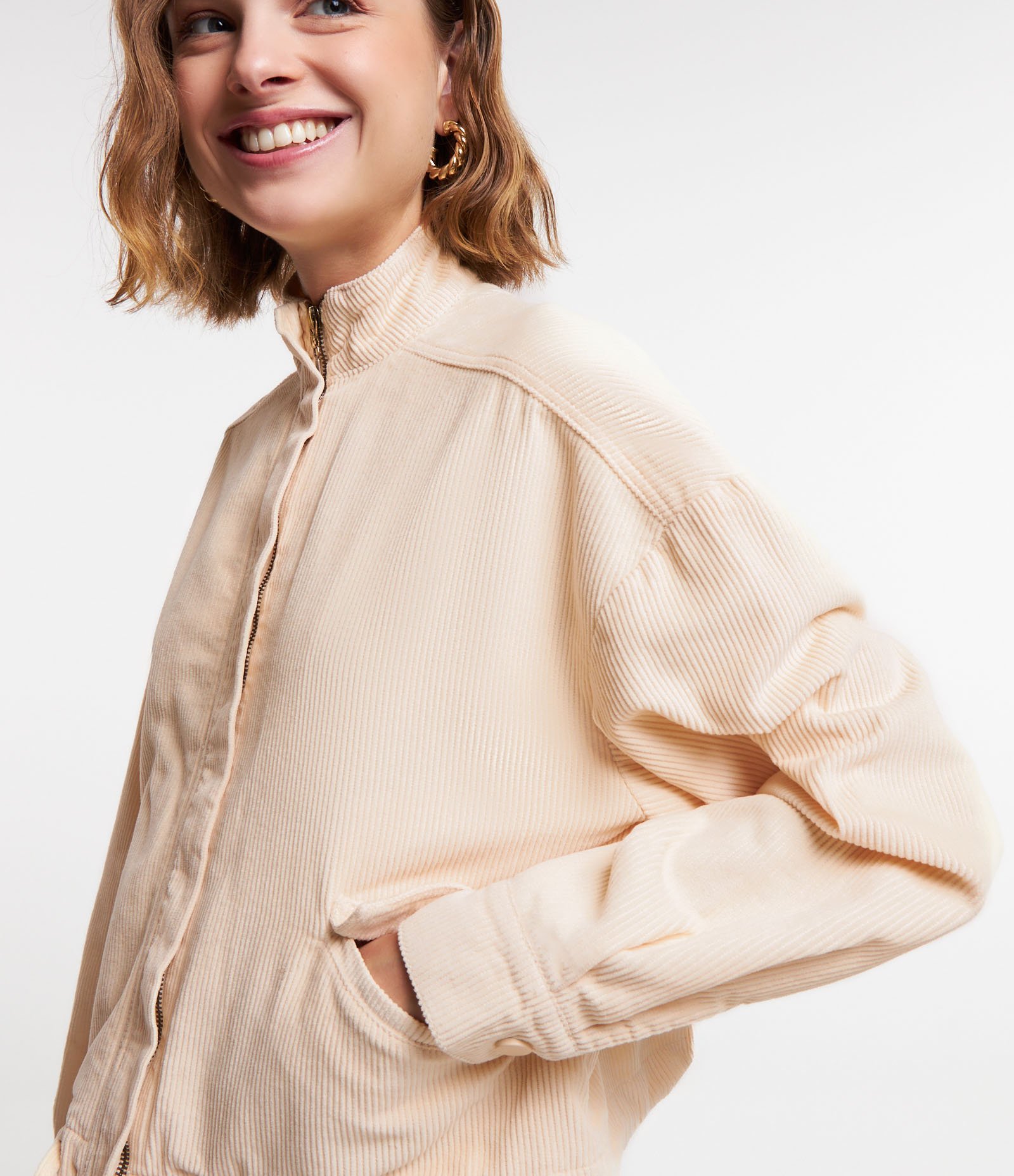 Jaqueta Bomber em Veludo Cotele com Bolsos de Lapela Bege 5