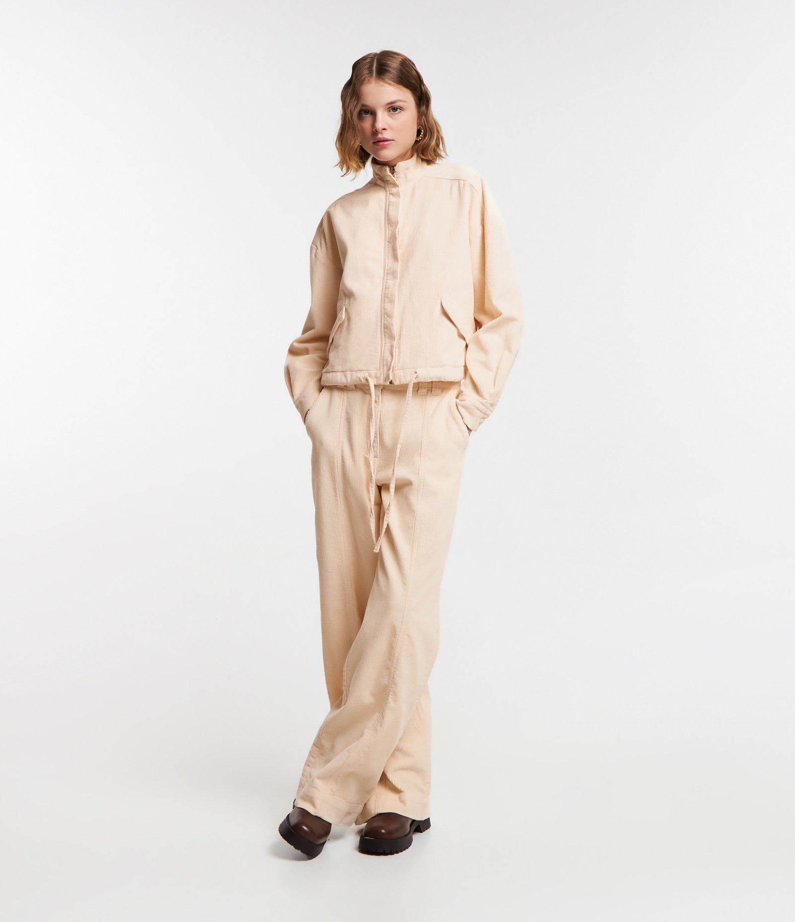 Calça Pantalona em Veludo Cotelê Ampla e com Recortes Bege 1