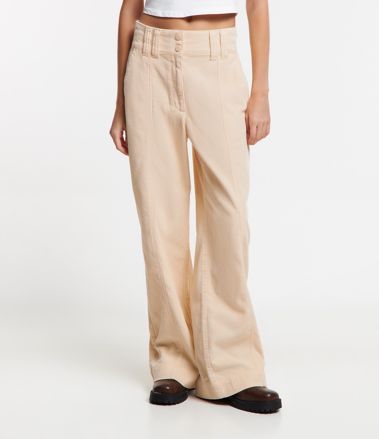 Calça Pantalona em Veludo Cotelê Ampla e com Recortes Bege 2