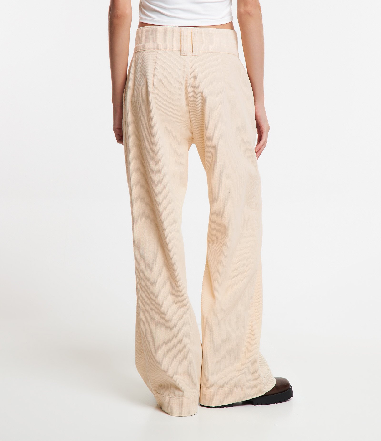 Calça Pantalona em Veludo Cotelê Ampla e com Recortes Bege 3