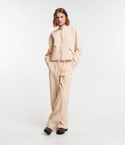 Calça Pantalona em Veludo Cotelê Ampla e com Recortes