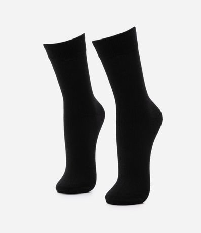 Uma Garrafa De Perfume Roxo Alto Brilhando Com Fragrâncias Luxuosas PNG