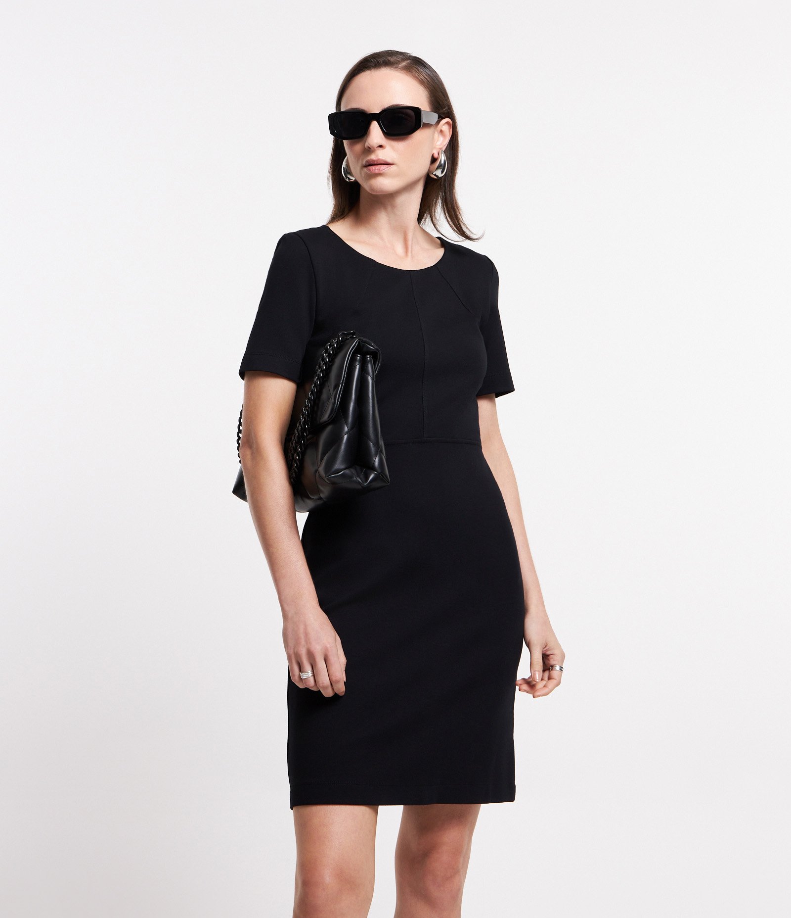 Vestido Curto em Viscose com Manga Curta Preto 1