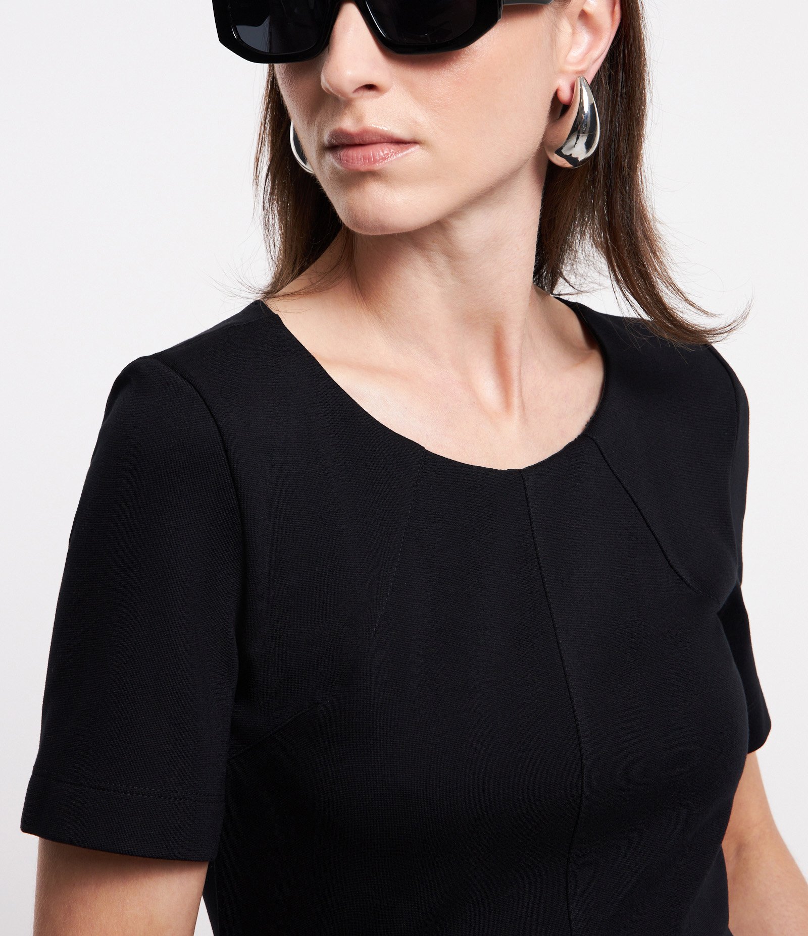 Vestido Curto em Viscose com Manga Curta Preto 5