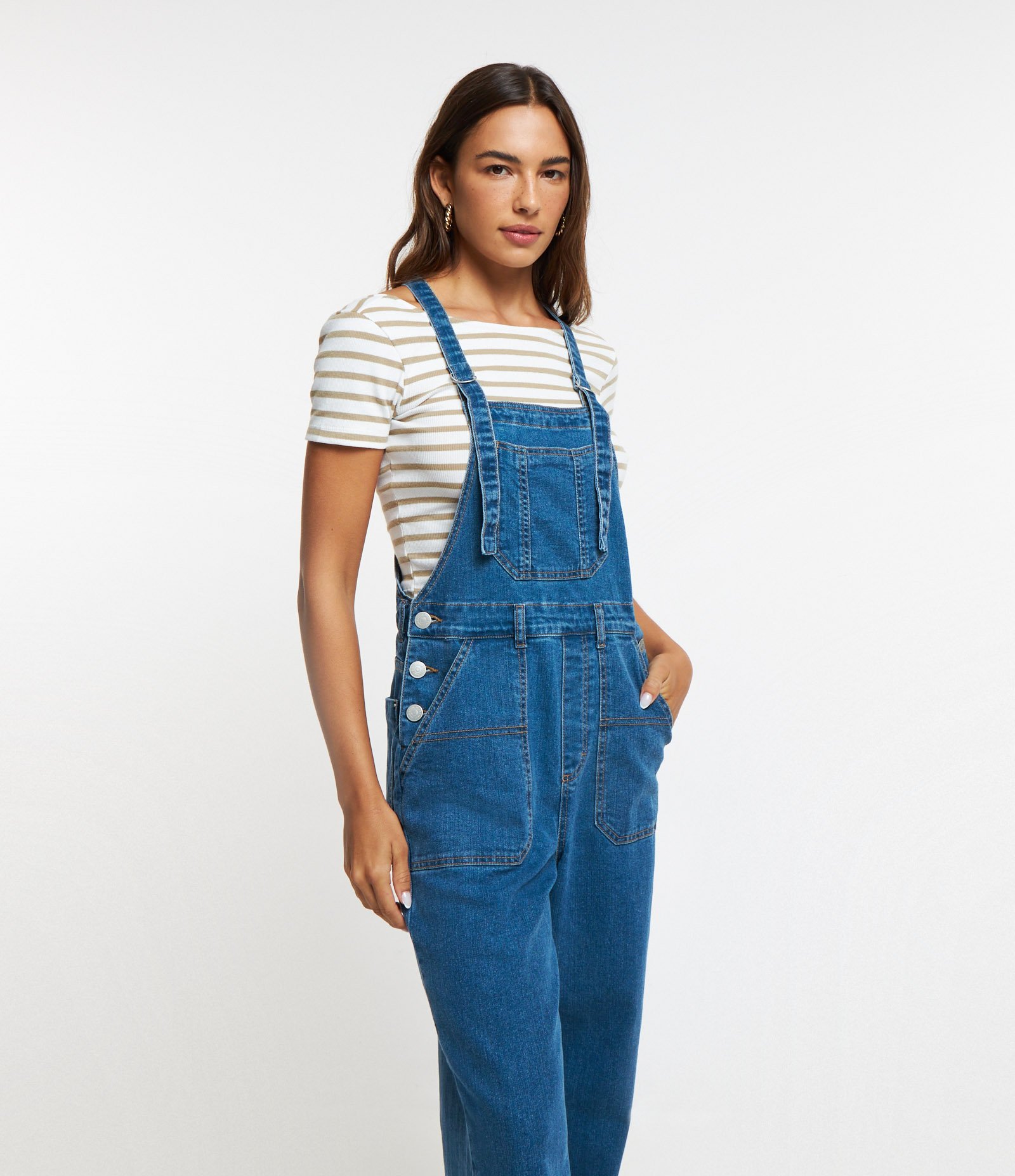 Jardineira em Jeans com Bolso Carpinteiro Azul 2