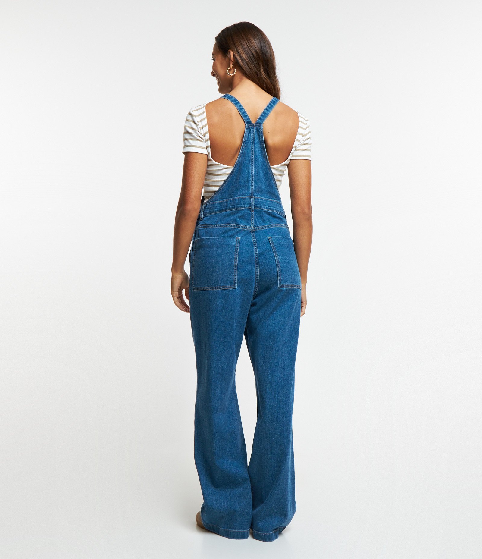 Jardineira em Jeans com Bolso Carpinteiro Azul 3