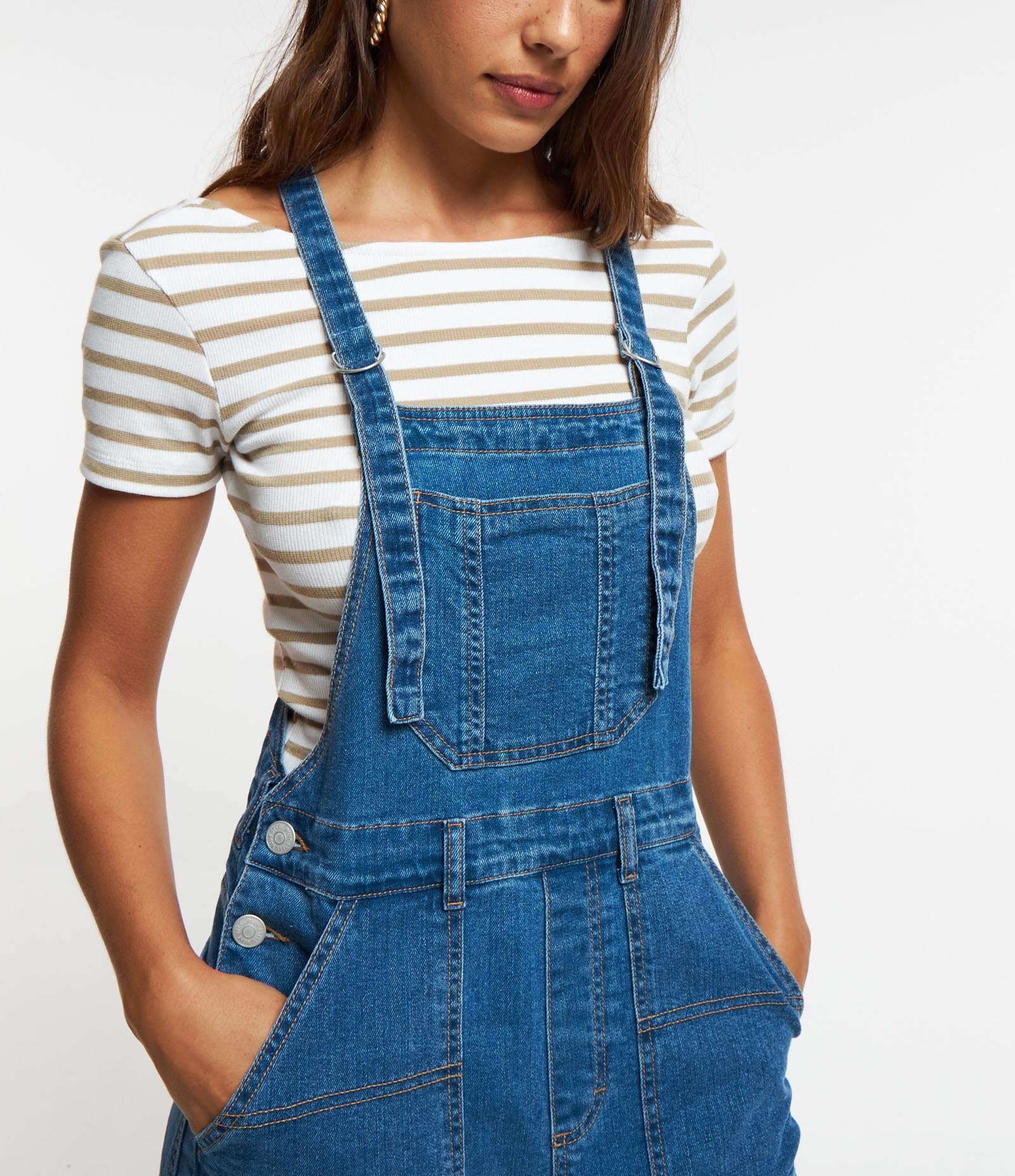 Jardineira em Jeans com Bolso Carpinteiro Azul 4