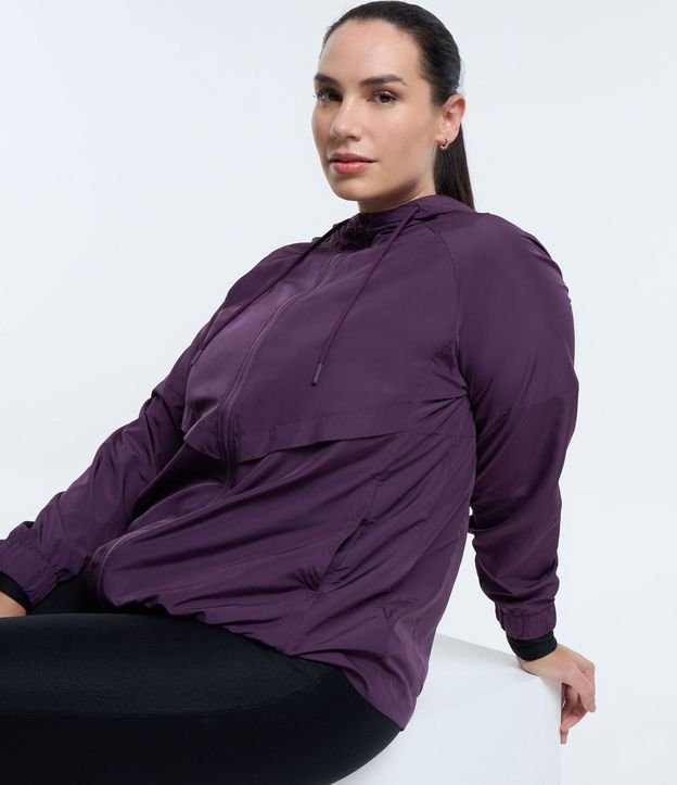 Jaqueta Corta-vento Esportiva em Poliamida com Capuz e Bolsos Curve & Plus Size