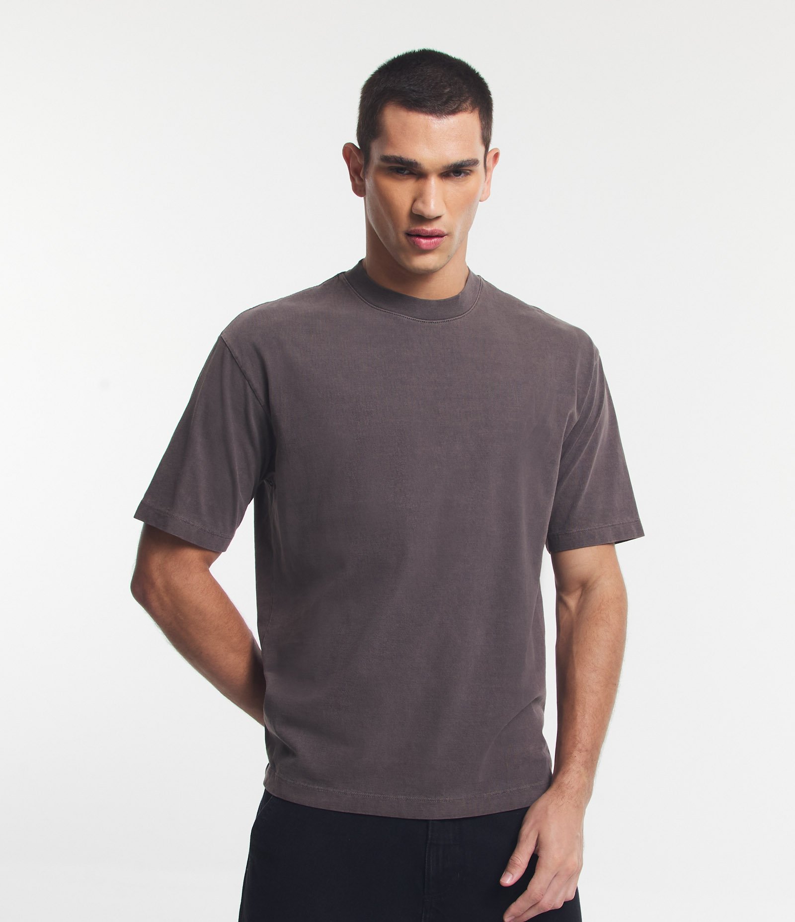 Camiseta Boxy em Algodão Estonada com Gola Alta Marrom 1