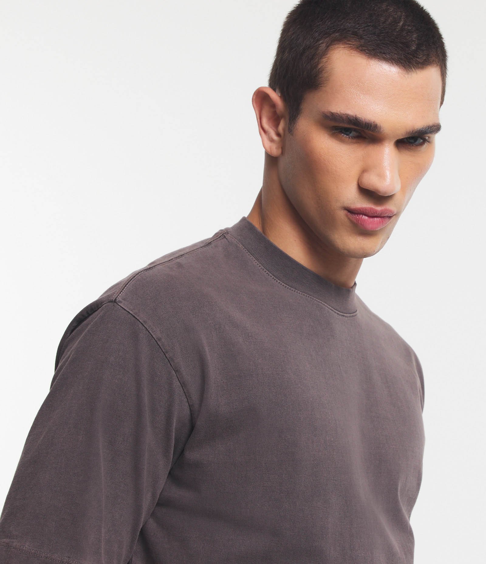 Camiseta Boxy em Algodão Estonada com Gola Alta Marrom 4