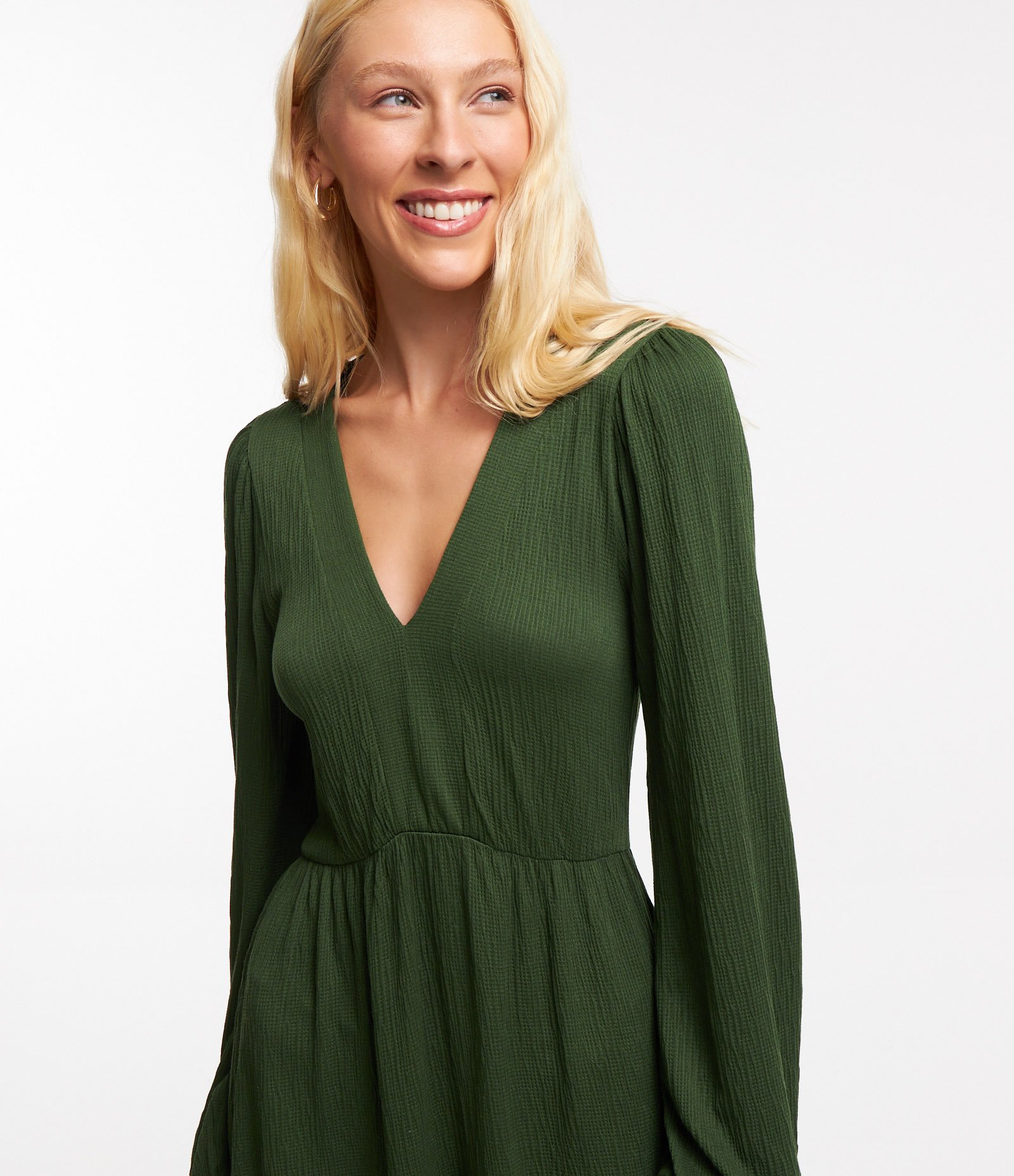 Vestido Curto em Viscose Texturizada com Barra Franzida Verde 4