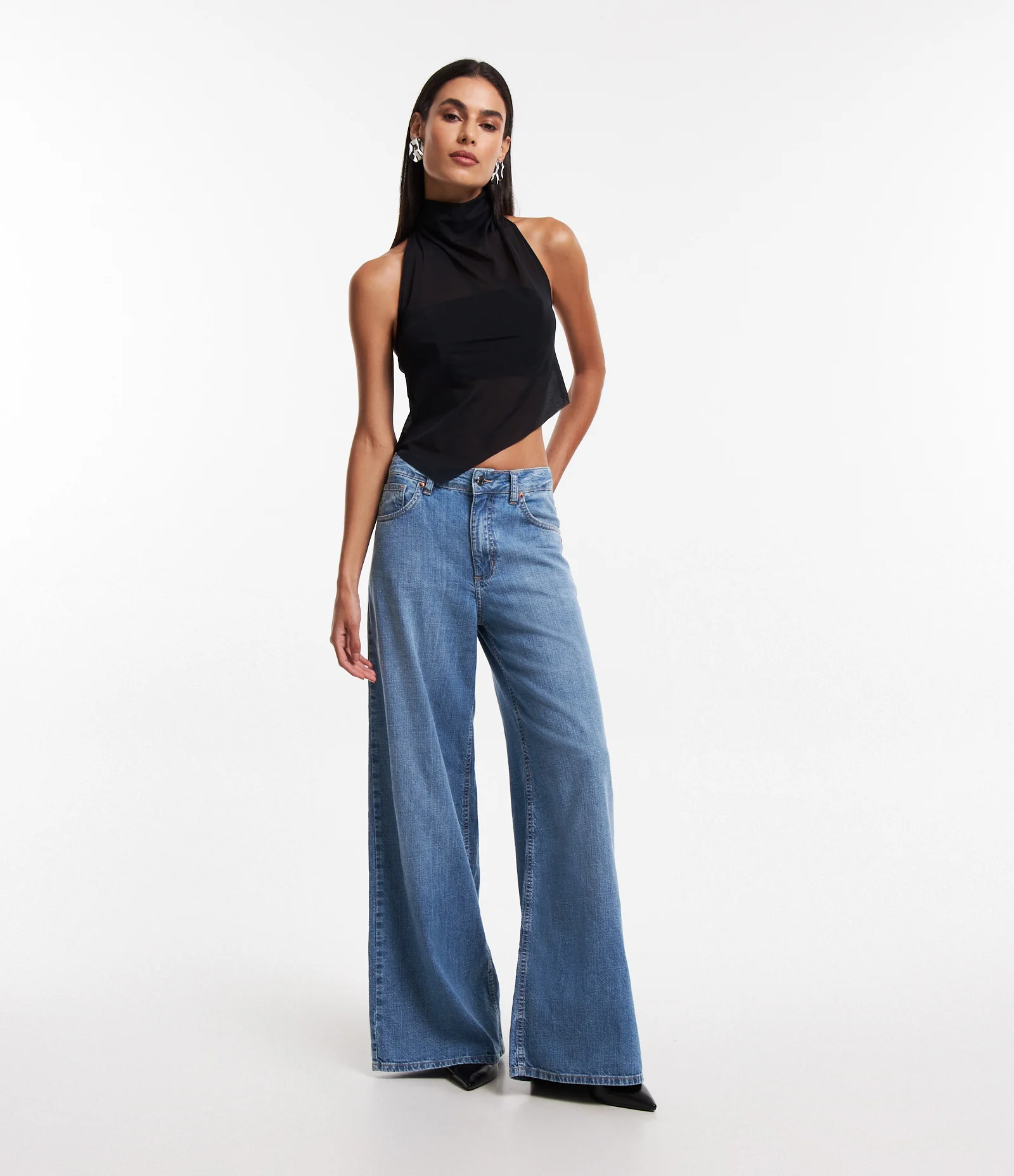 Blusa Cropped em Tule com Decote Halter e Barra Assimétrica Preto 2