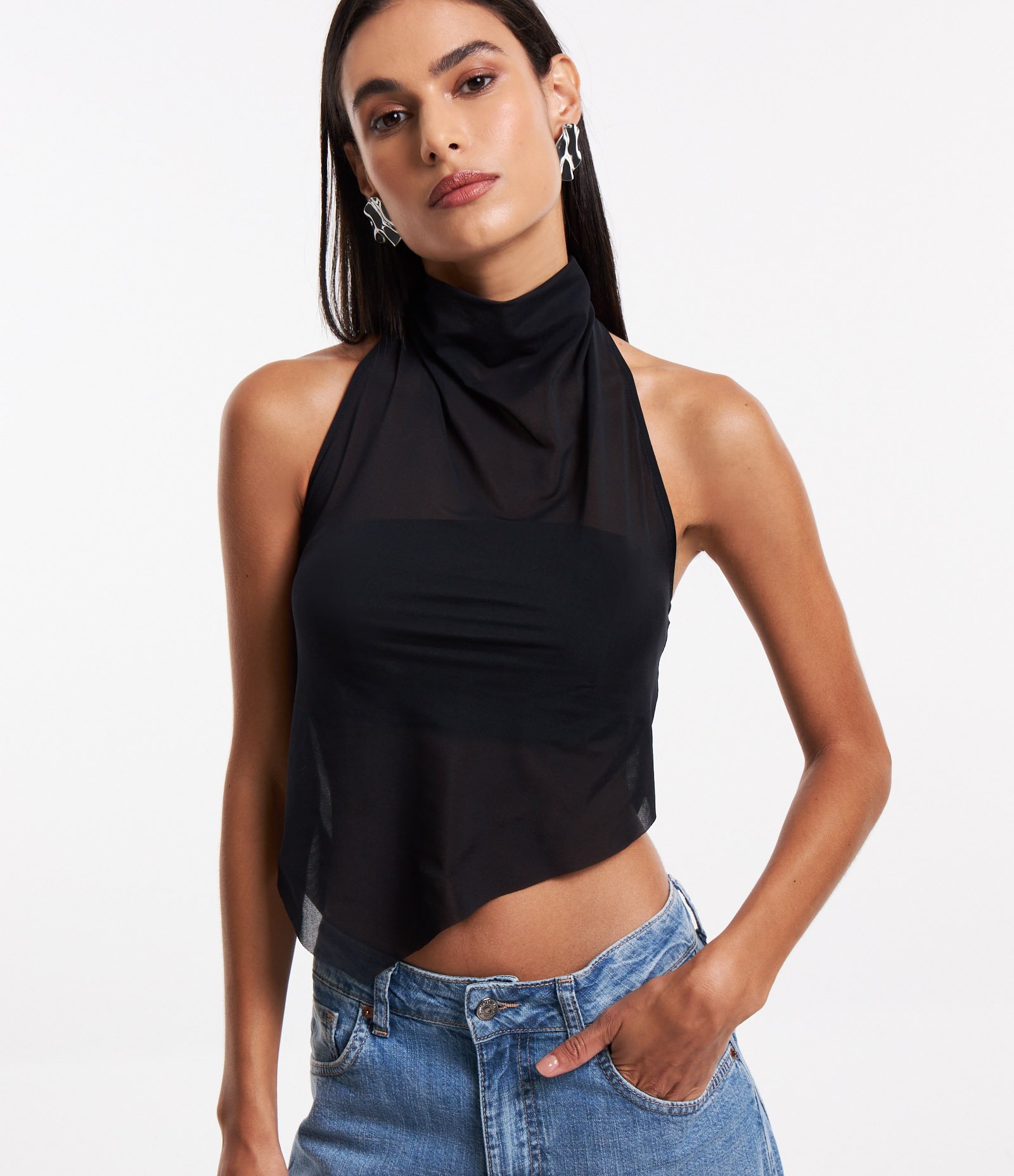 Blusa Cropped em Tule com Decote Halter e Barra Assimétrica Preto 4