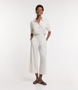 Calça Pantacourt em Sarja com Efeito Linho