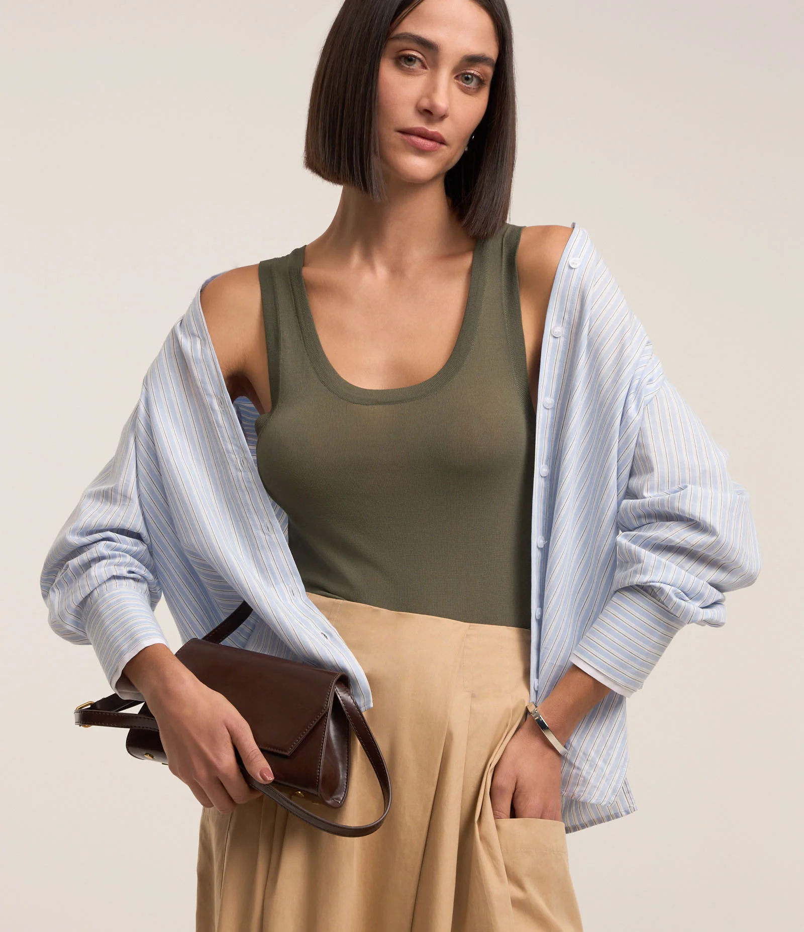 Blusa Sem Manga em Tricô Leve com Gola U Verde Oliva 1